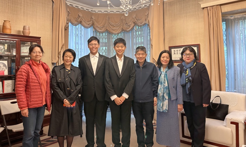 Minister Counsellor Li Liyan of the Cultural Office of the Chinese Embassy in the UK Meets Brothers Kevin and Carey Tan